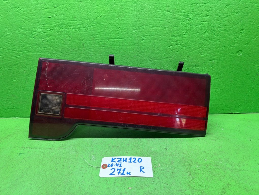 Вставка между стопов TOYOTA HIACE KZH120 задняя правая (б/у)