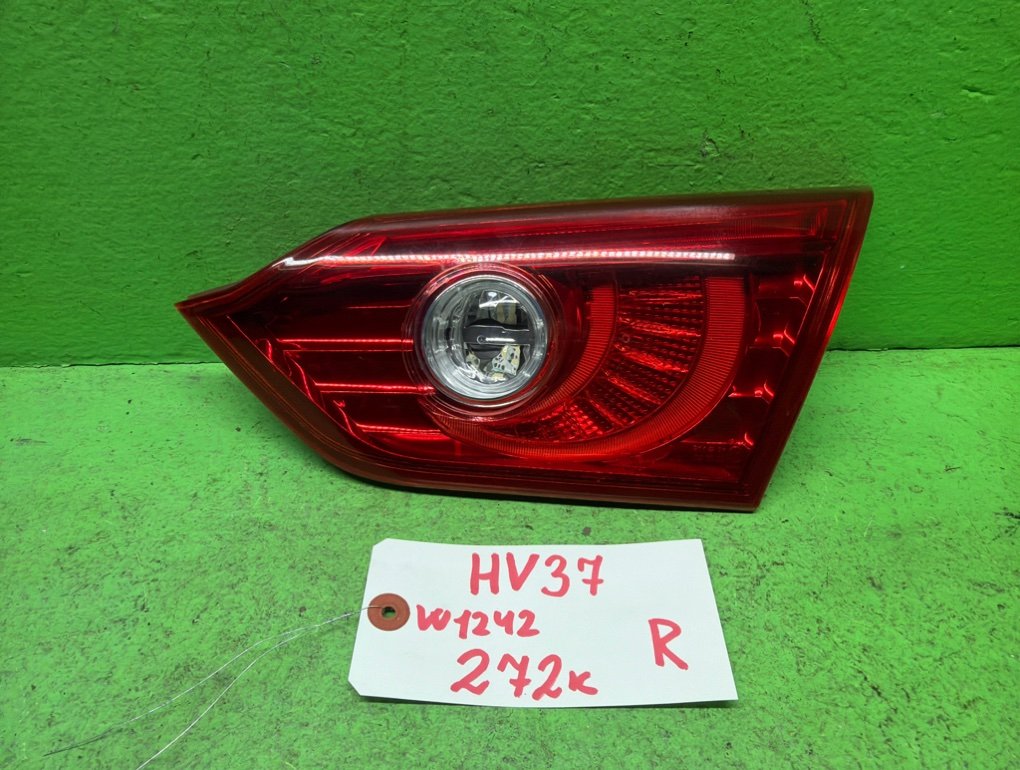Вставка между стопов NISSAN SKYLINE HV37 задняя правая (б/у)