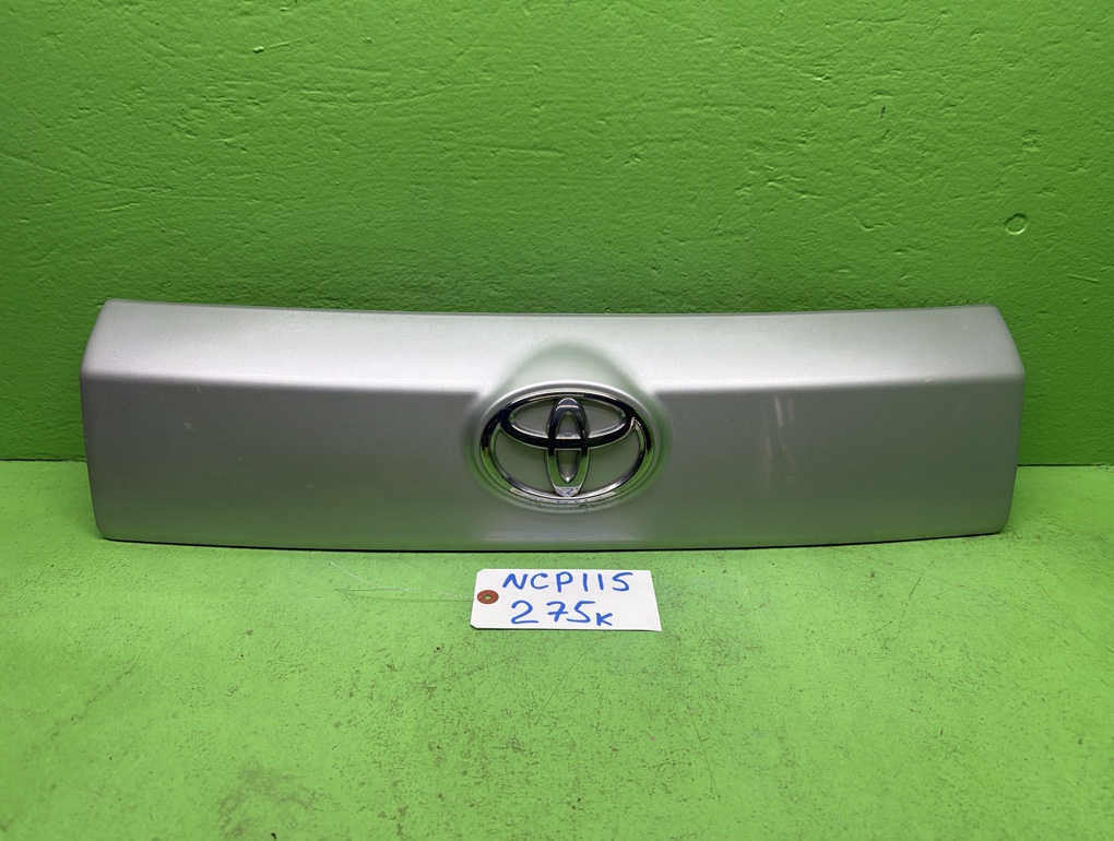 Накладка 5-й двери TOYOTA IST NCP115 (б/у)
