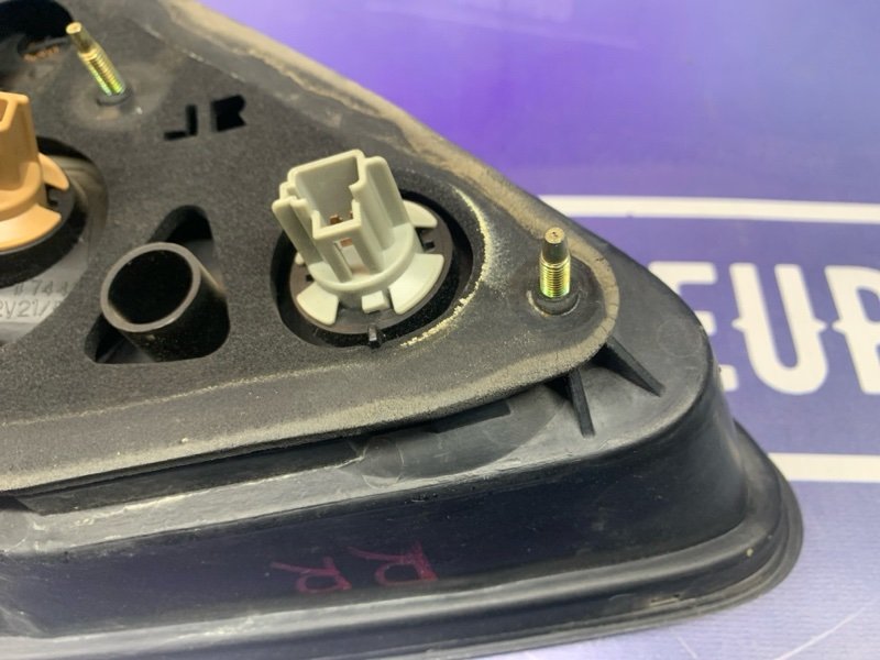 Фонарь правый RX300 2000 MCU15 1MZ-FE