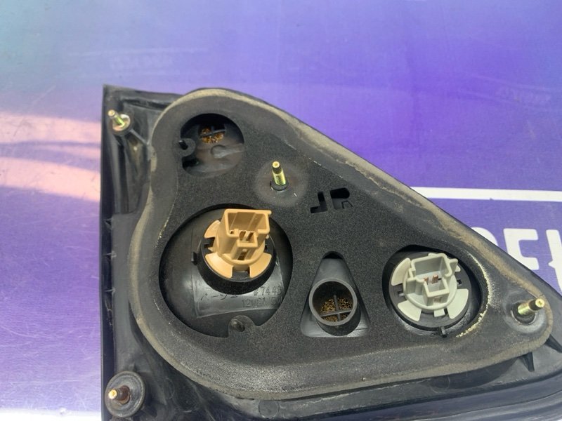 Фонарь правый RX300 2000 MCU15 1MZ-FE