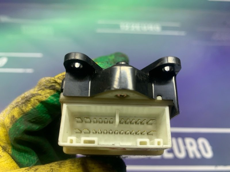 Кнопка стеклоподъемника передняя правая RX300 2000 MCU15 1MZ-FE Кнопка стеклоподъемника передняя правая RX300 2000 MCU15 1MZ-FE