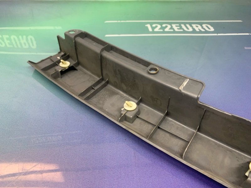 Накладка замка багажника RX300 2000 MCU15 1MZ-FE