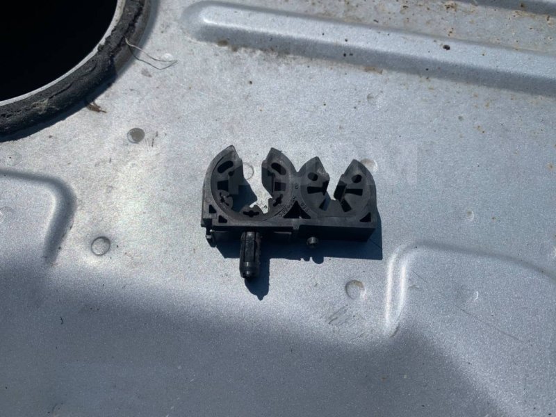 Крепление трубок кондиционера Toyota RAV4 8871842080 Б/У