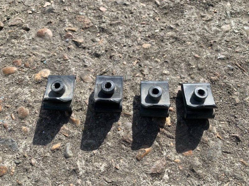 Клипса крепления подкрылка передняя Premio 2011 ZRT260 2ZRFAE