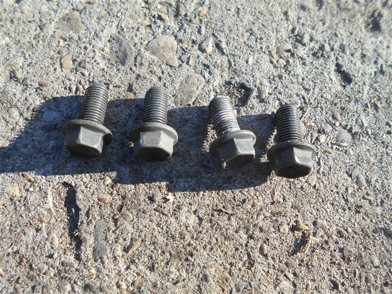 Болт кронштейна подушки двигателя передний Toyota Premio 2010 ZRT260 2ZRFAE 90105-10301 контрактная