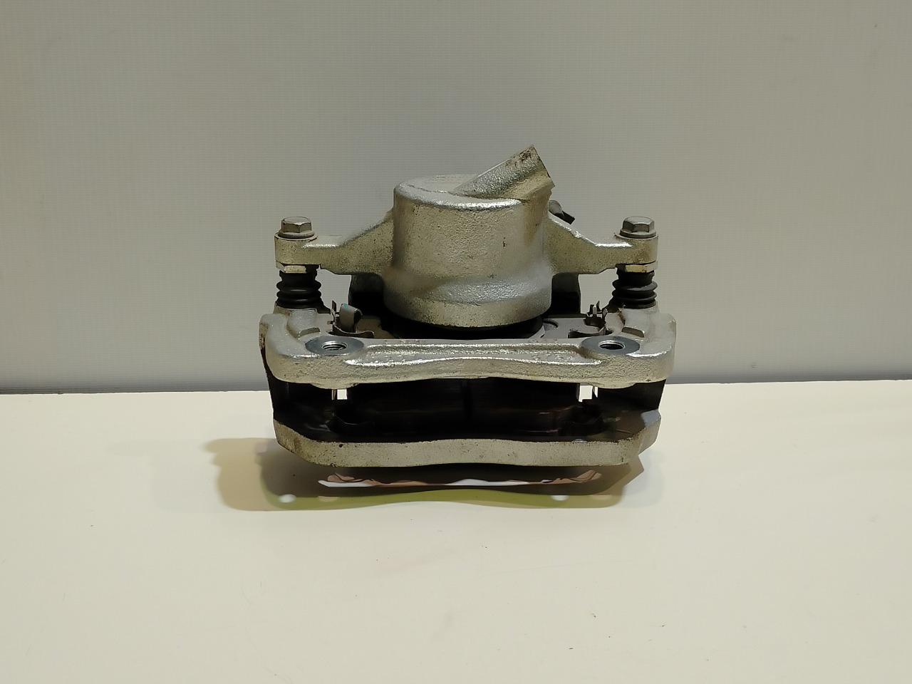 Суппорт тормозной передний правый Chery Tiggo 7 Pro Max 204000450AA Б/У