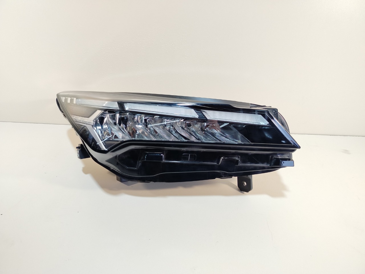 Фара передняя правая Geely Coolray 8892832368 Б/У