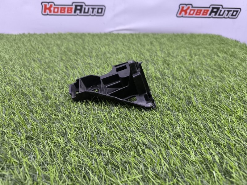 Крепление бампера заднее левое Golf 2020