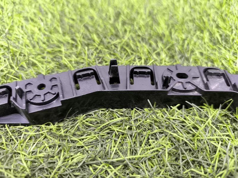 Кронштейн бампера передний правый Jeep Cherokee Кронштейн бампера передний правый Jeep Cherokee