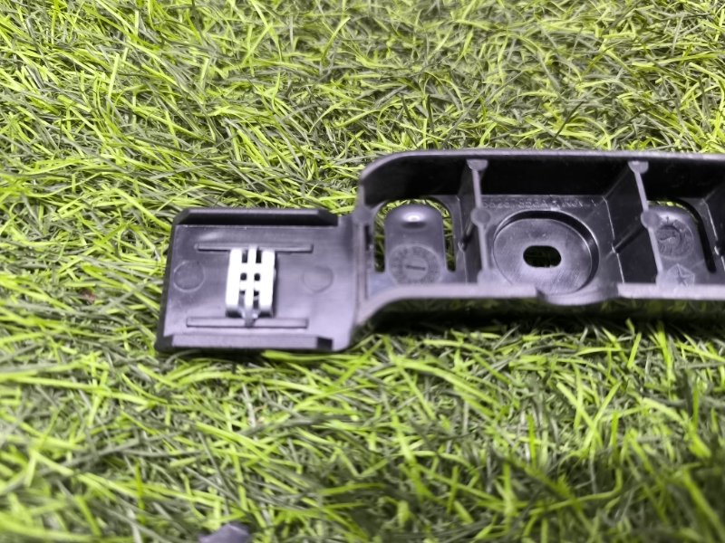 Кронштейн бампера передний правый Cherokee Кронштейн бампера передний правый Cherokee