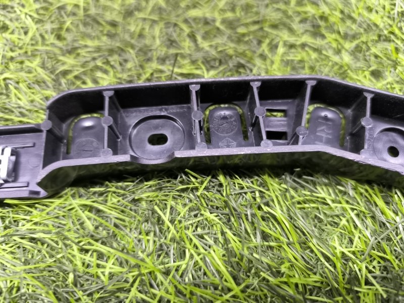 Кронштейн бампера передний правый Cherokee Кронштейн бампера передний правый Cherokee