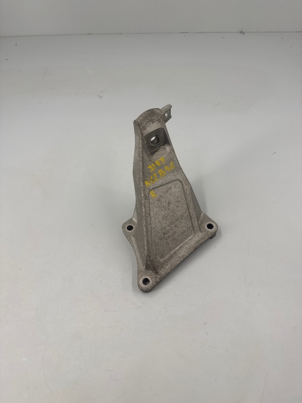 Кронштейн двигателя правый Bmw 7 2004 E65 N62 22116754616 контрактная