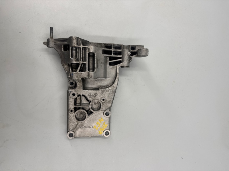 Кронштейн генератора Bmw 7 2004 E65 N62 12317533840 контрактная