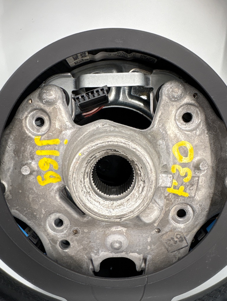 Руль М пакет с лепестками 3 2013 F30 N20