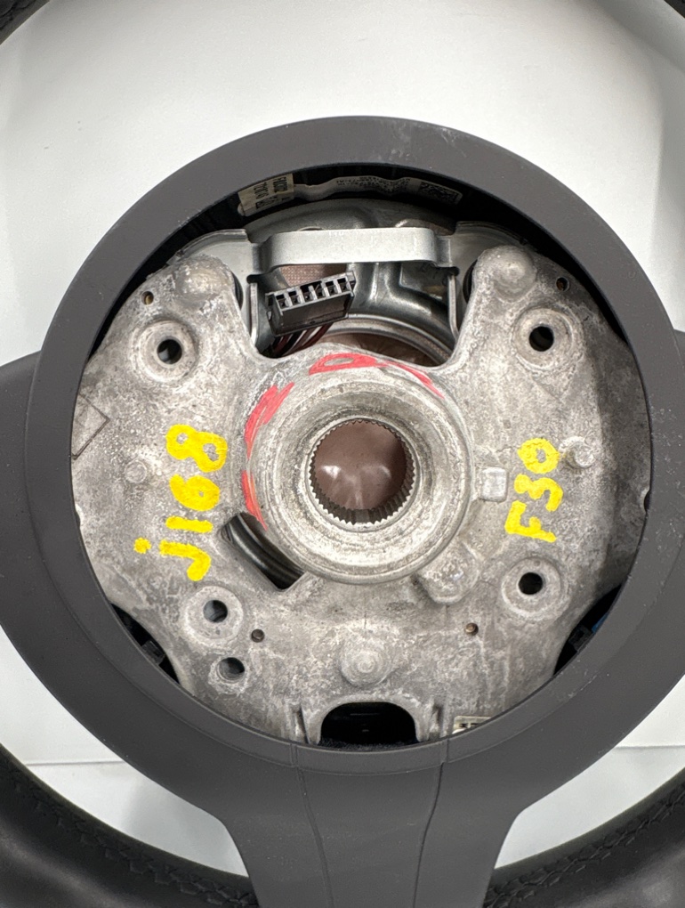 Руль М пакет с лепестками 3 2013 F30 N20