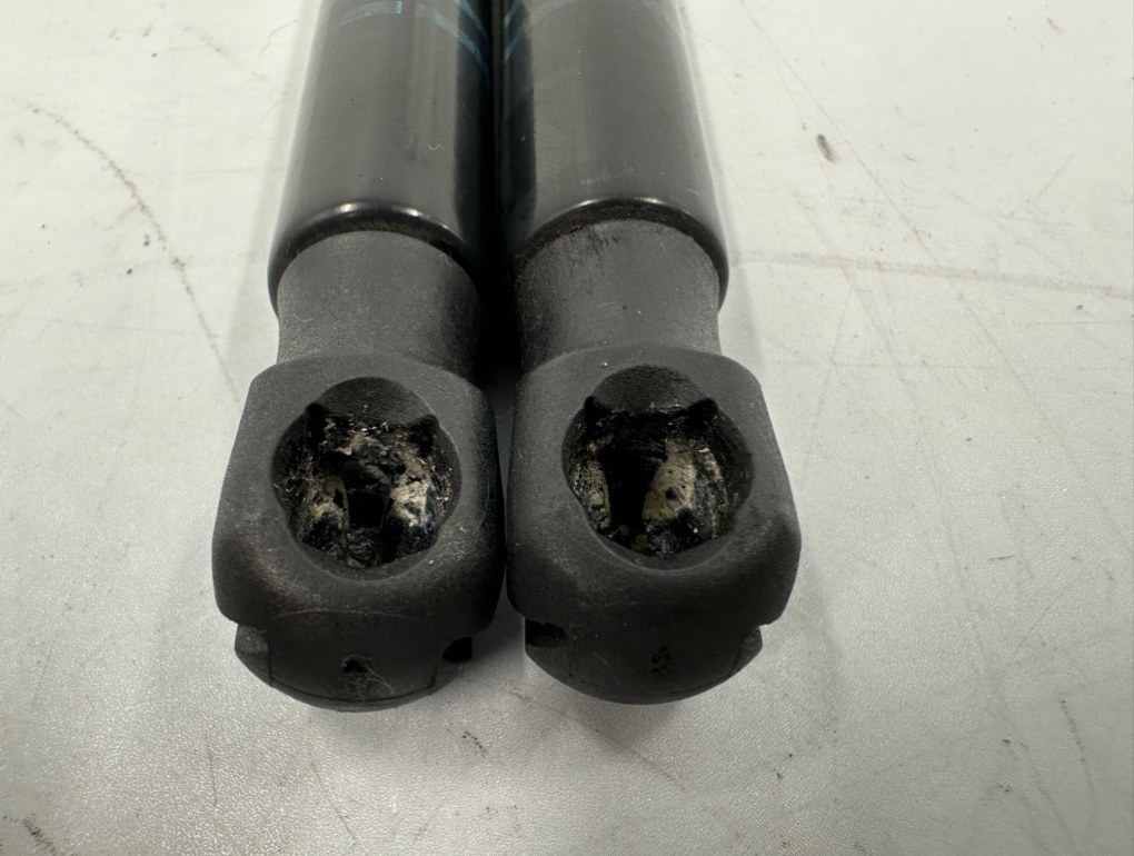 Амортизатор капота 3 2013 F30 N20 Амортизатор капота 3 2013 F30 N20