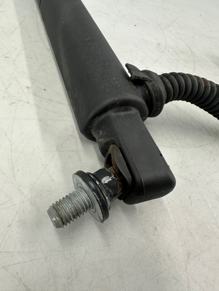 Амортизатор крышки багажника электро левый X6 2009 E71 N54 Амортизатор крышки багажника электро левый X6 2009 E71 N54