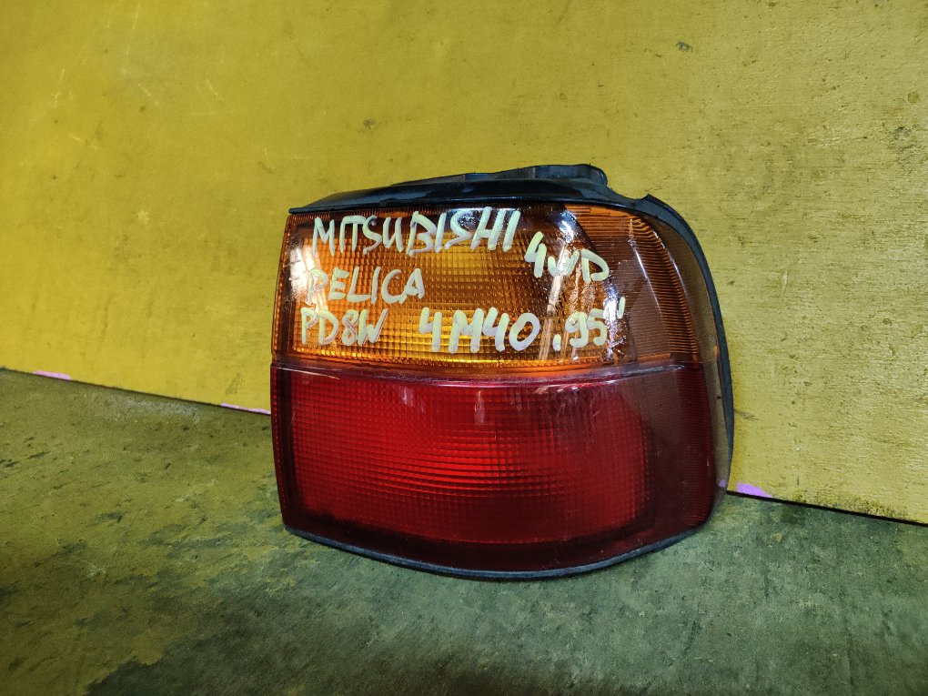 Стоп-сигнал правый Delica 1995 PD8W 4M40