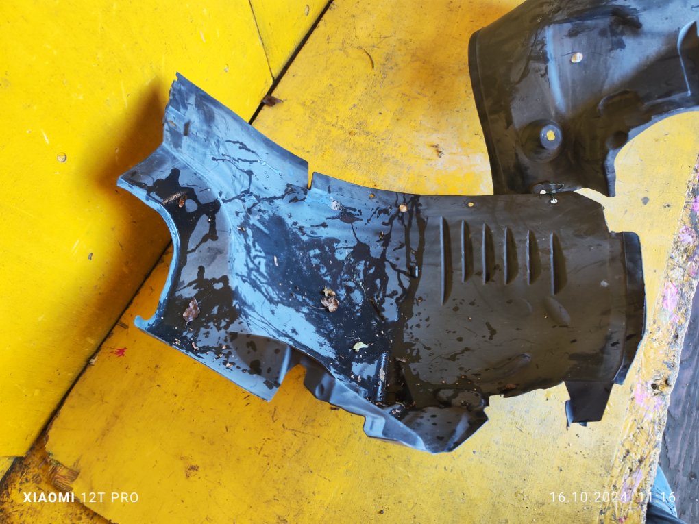Подкрылок передний правый c200 w204