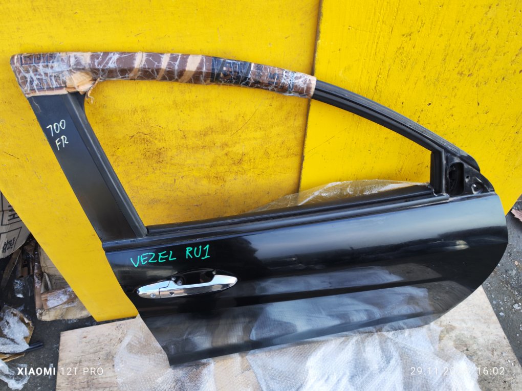 Дверь передняя правая VEZEL RU1 L15B