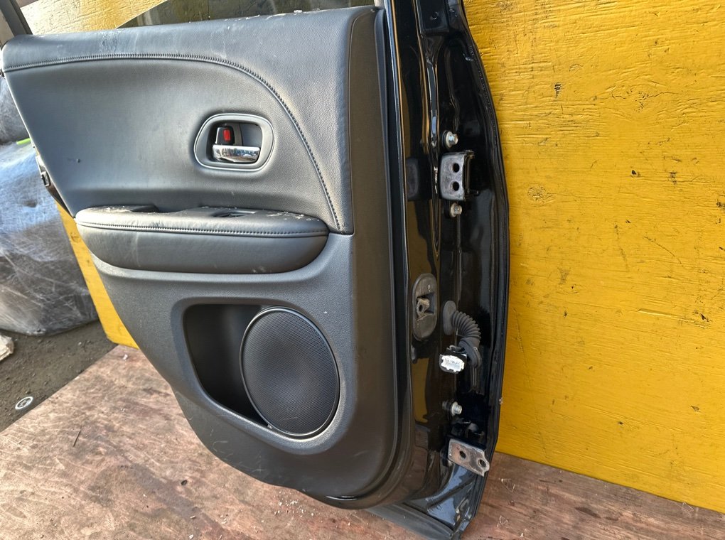 Дверь задняя левая VEZEL RU1 L15B