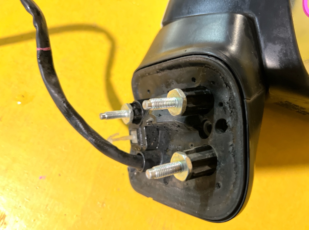Зеркало правое TOYOTA SPADE NCP141
