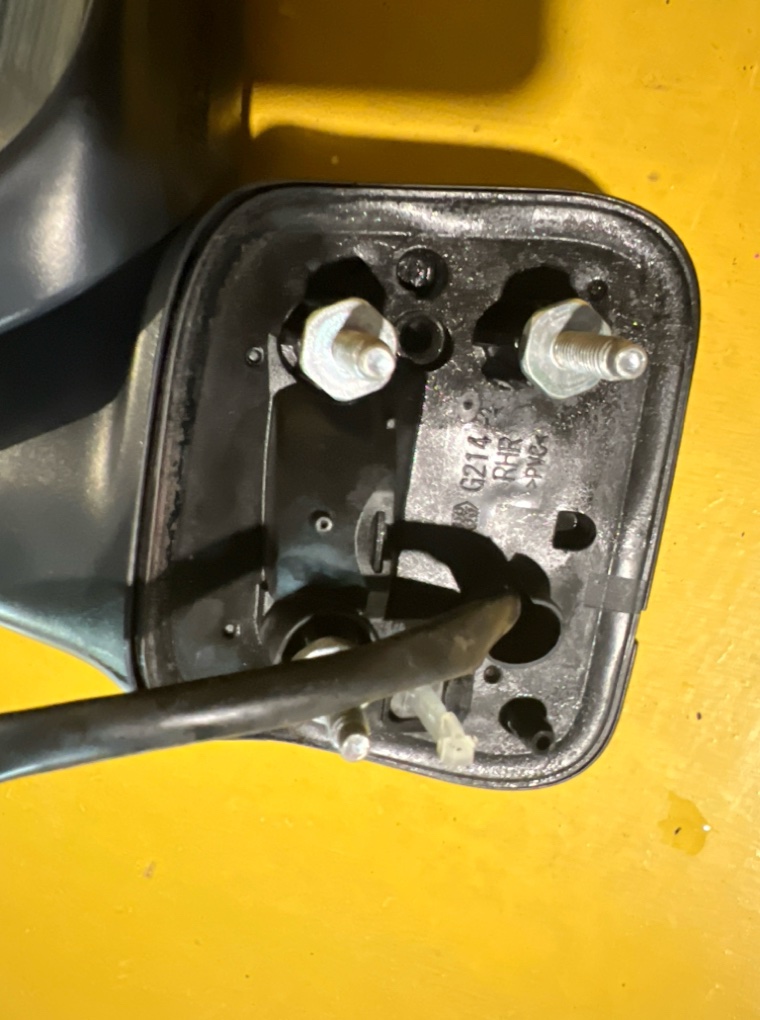 Зеркало правое TOYOTA SPADE NCP141