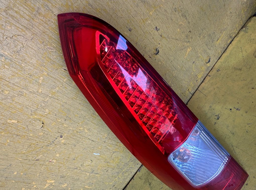 Стоп-сигнал левый XC70 2006 SZ59 Стоп-сигнал левый XC70 2006 SZ59