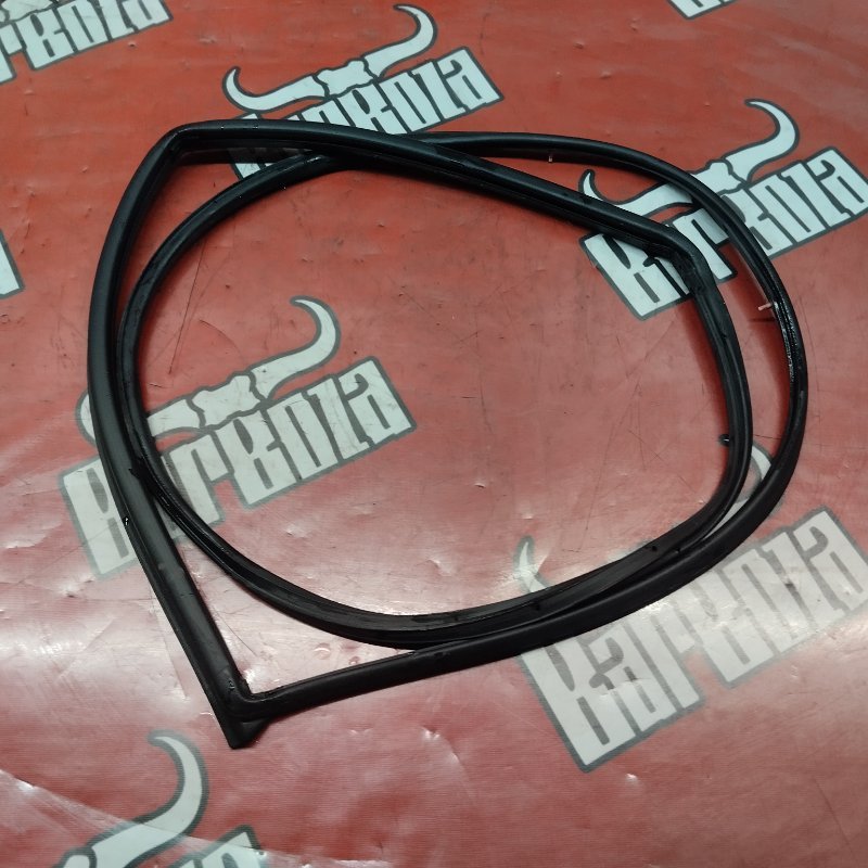 Уплотнитель двери задний правый Toyota Sprinter 2000 AE110 5A-FE 6787112390 Б/У