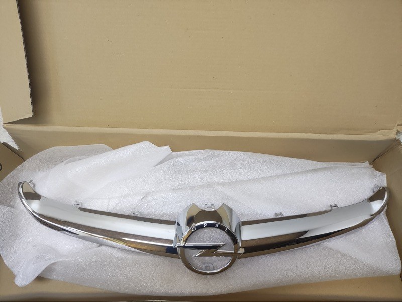 Накладка решетки радиатора Opel Astra 2009-2015 J 13368852 новая