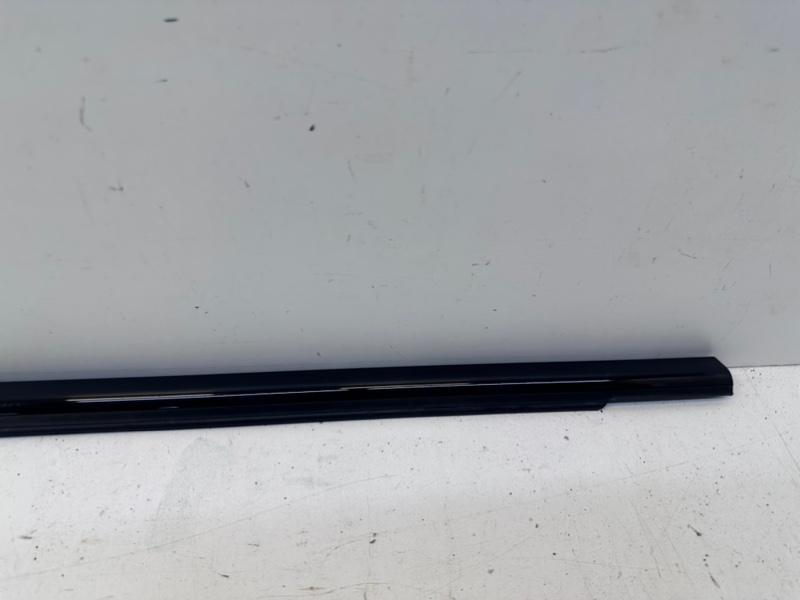 Молдинг стекла передний левый J7 2023-