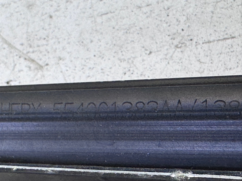 Молдинг стекла передний левый J7 2023-