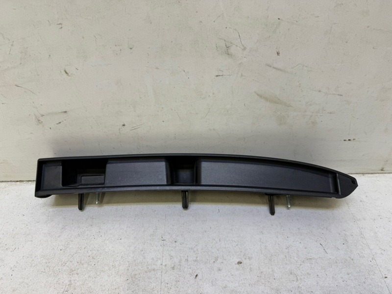 Накладка двери багажника передняя левая Largus 2012-н.в 1 Накладка двери багажника передняя левая Largus 2012-н.в 1