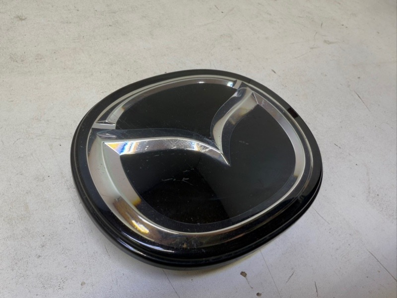 Эмблема решетки радиатора передняя Mazda cx-30 1
