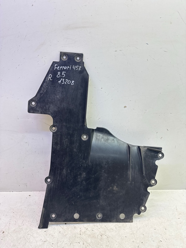 Защита дна пластик правая Ferrari 458 Italia 2010> 4.5 84407500 Б/У