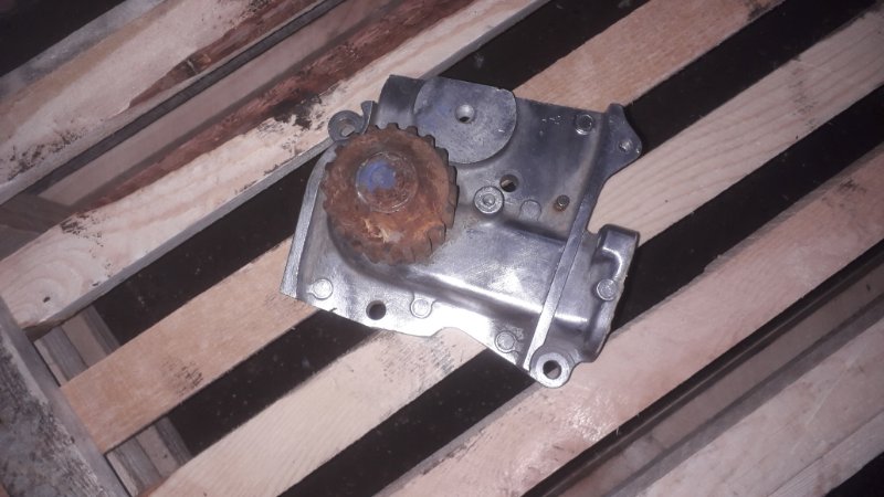 Помпа водяная Mazda FE (б/у) Помпа водяная Mazda FE (б/у)