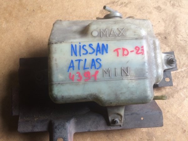 Бачок расширительный Nissan Atlas P2F23 TD27 (б/у)