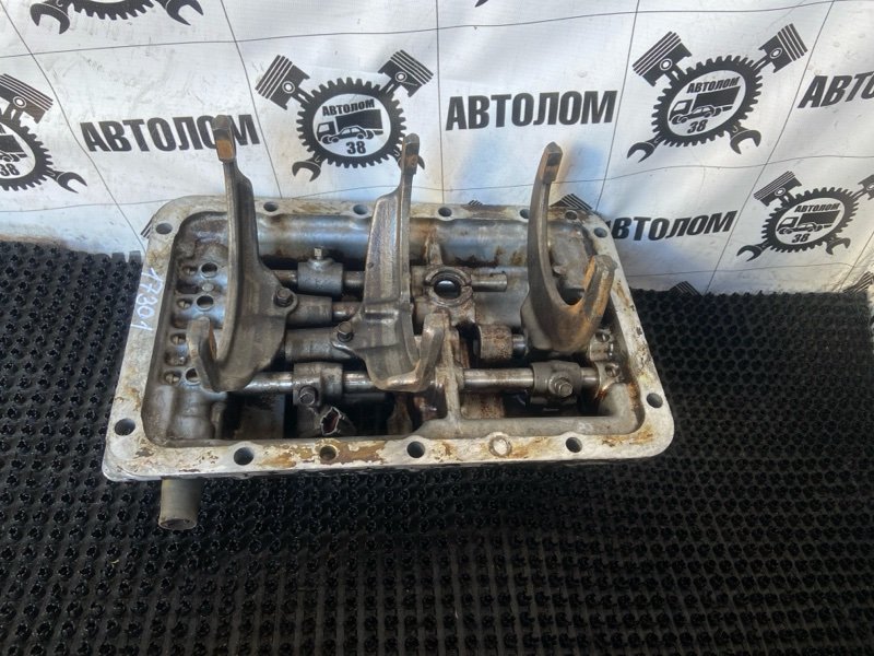 Крышка мкпп Isuzu Forward FSR33L4 6HH1 1994 (б/у)