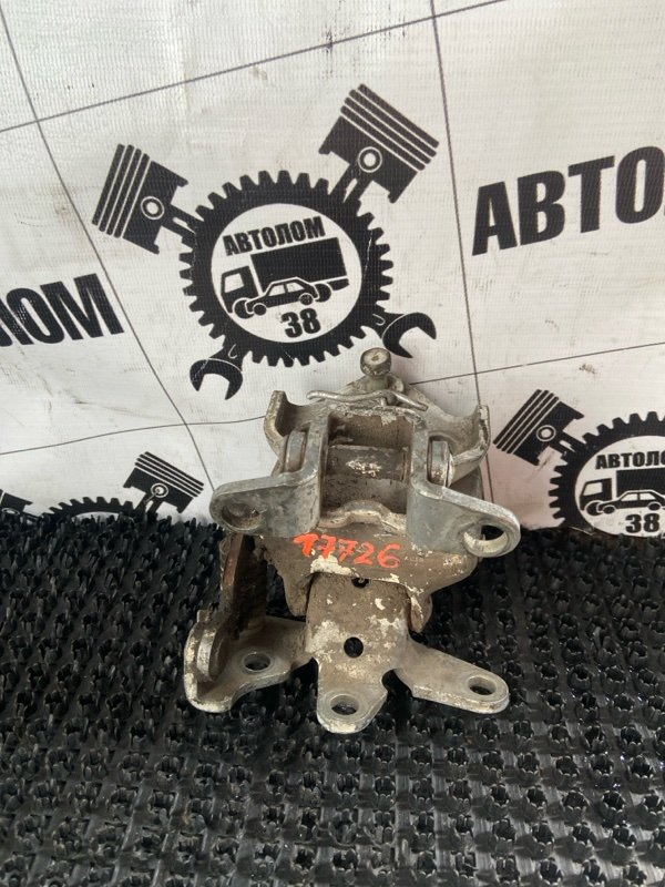 Петля двери Mitsubishi Canter FE538EV 4D35 1996 передняя левая (б/у)