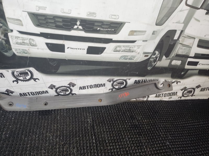 Накладка на порог Mitsubishi Fuso Super Great FV513HR 8M22 2003 правая (б/у)