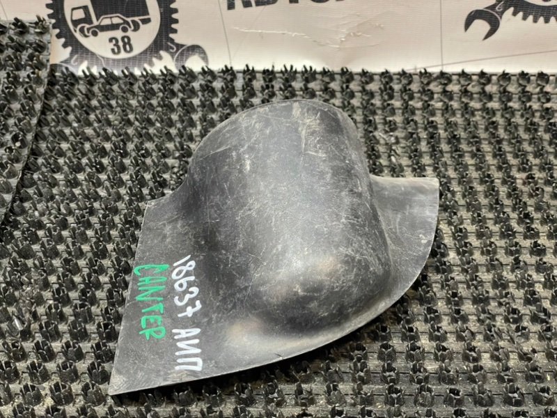 Накладка на стойку зеркала Mitsubishi Canter FE638F 4D35 1993 левая (б/у)