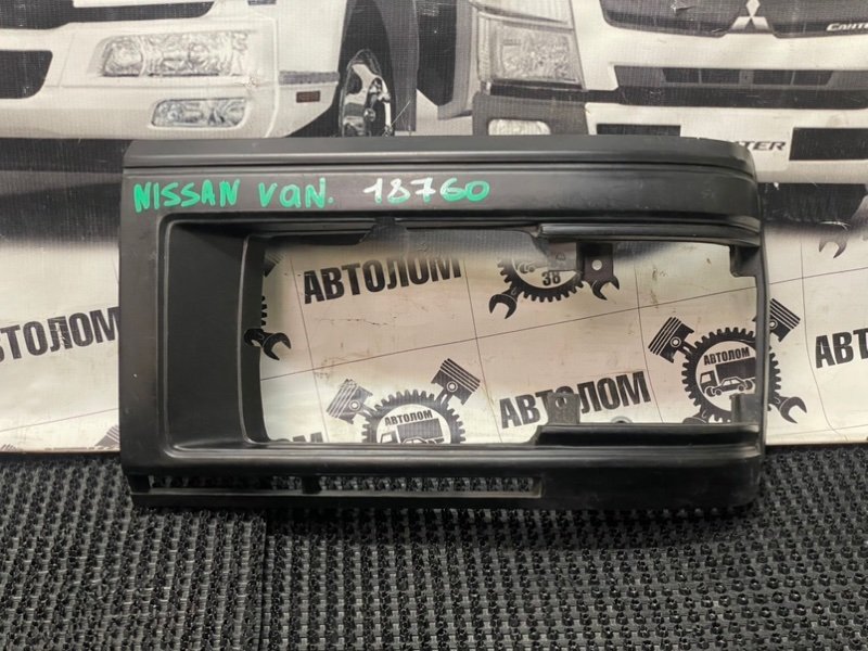 Рамка фары Nissan Caravan ARGE24 TD27T 1986 передняя левая