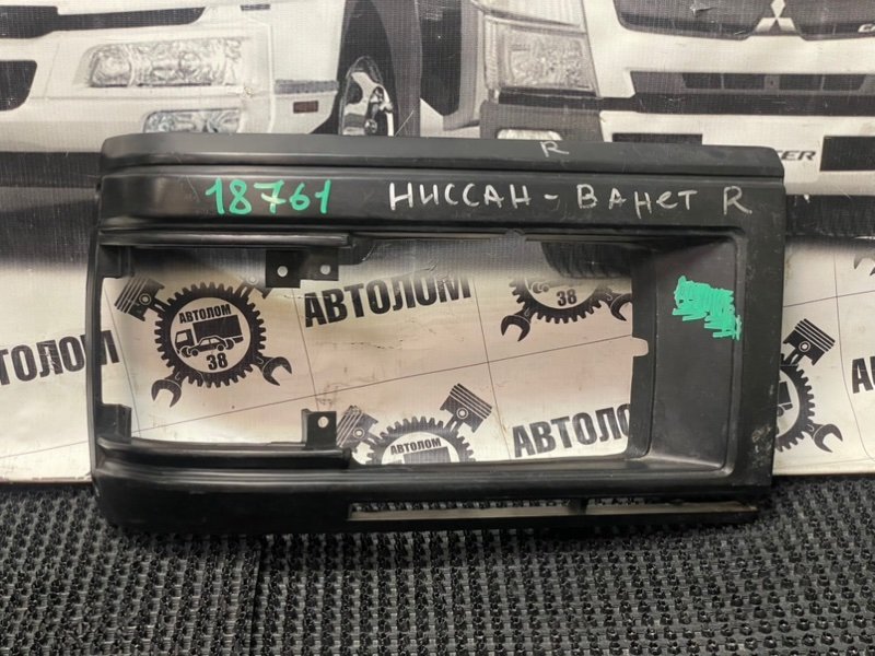 Рамка фары Nissan Caravan ARGE24 TD27T 1986 передняя правая