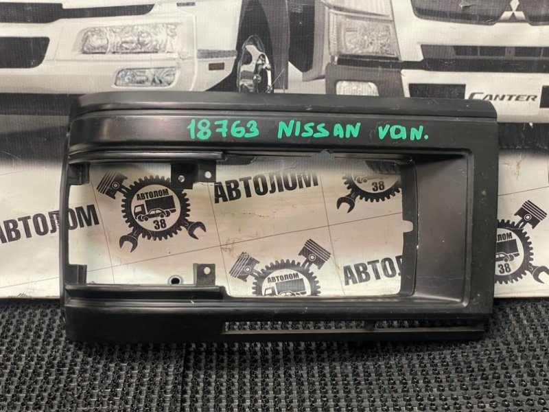 Рамка фары Nissan Caravan ARGE24 TD27T 1986 передняя правая