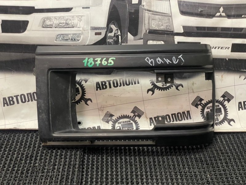 Рамка фары Nissan Caravan ARGE24 TD27T 1986 передняя левая