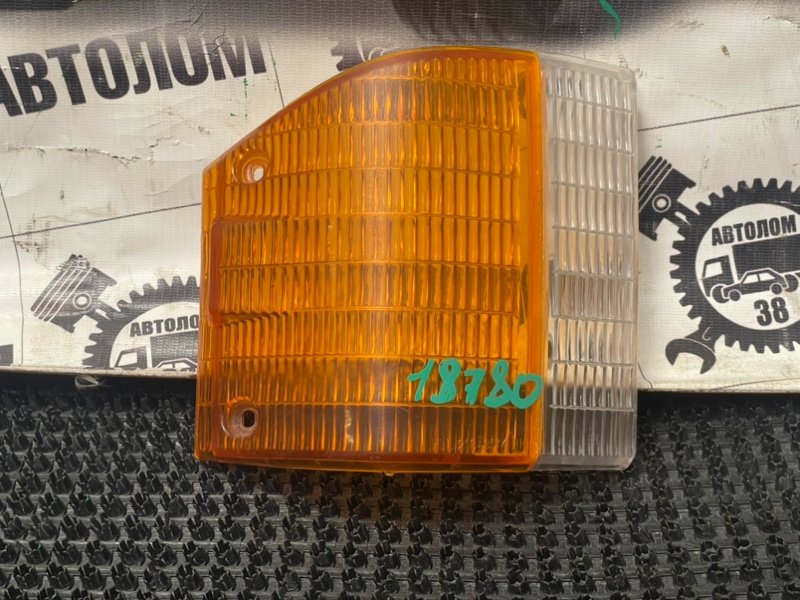 Стекло габарита Mazda Bongo SS88M F8 1983 правое