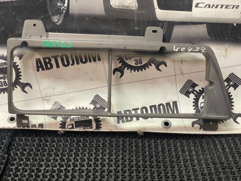 Рамка фары Isuzu Elf NKR66E 4HF1 1993 правая