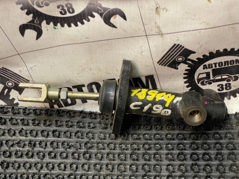 Цилиндр сцепления главный Isuzu Fargo WFR61 4FG1 1980