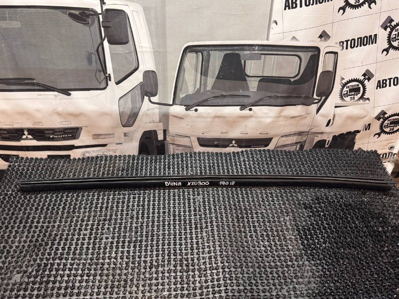 Молдинг стекла Toyota Dyna XZU300 S05D 1999 правый (б/у)